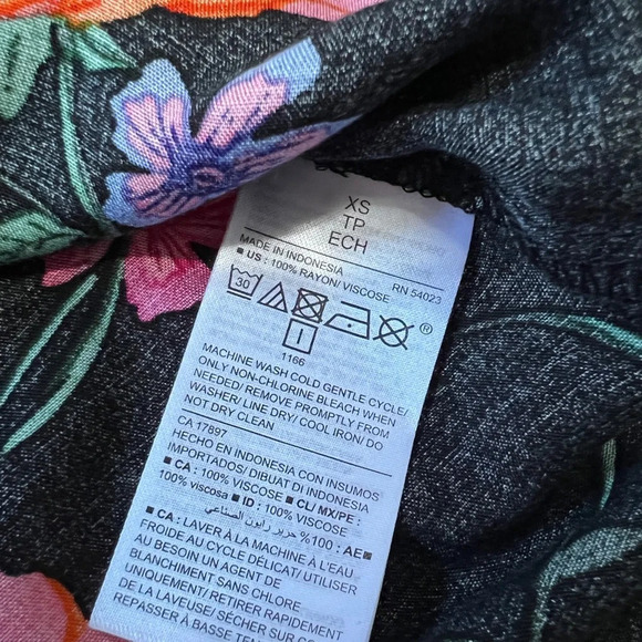 Old Navy NWT Floral Button-Down Blouse - XS - Picture 5 of 5